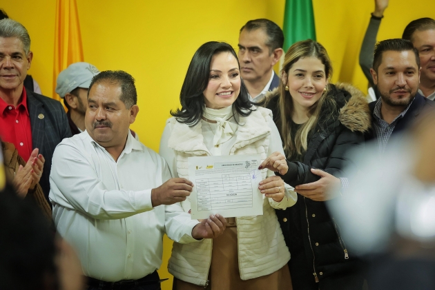 Se registra Adriana Hernández como aspirante al Senado 