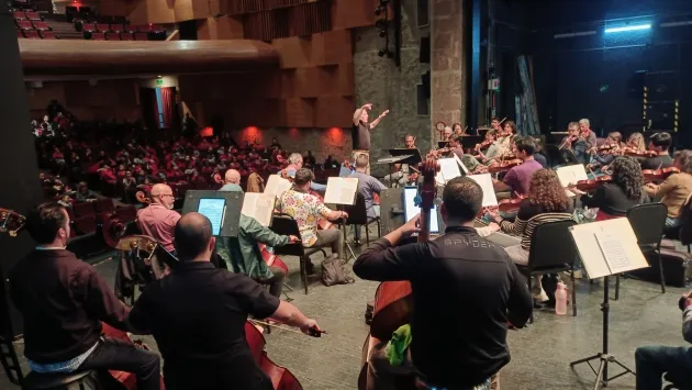 Niñas y niños disfrutan y aprenden de la música de orquesta con la OSIDEM 