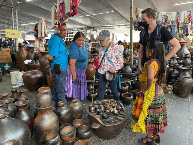 Encuentra las artesanías más representativas de Michoacán en el tianguis de Uruapan 