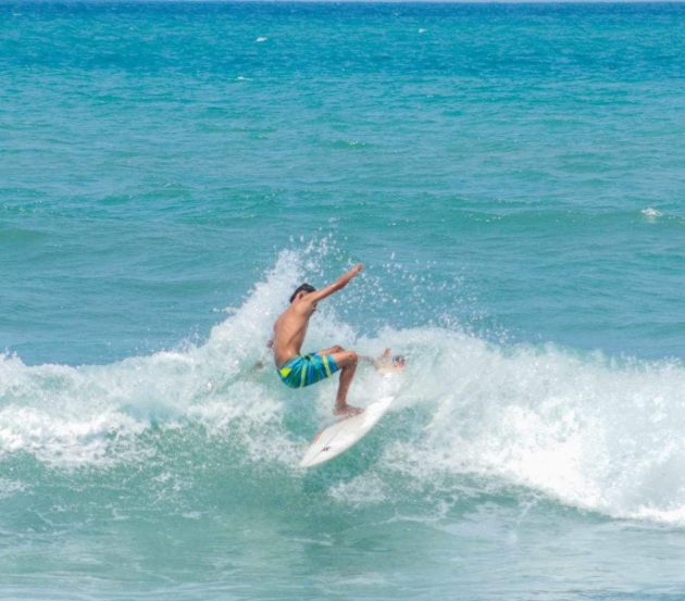Alumno del Cecytem competirá en torneo de surf en La Ticla 