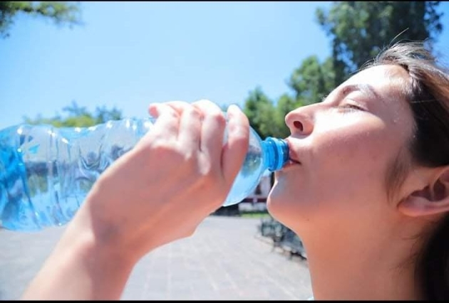 Recomienda SSM ingerir agua natural y evitar bebidas azucaradas en temporada de calor 