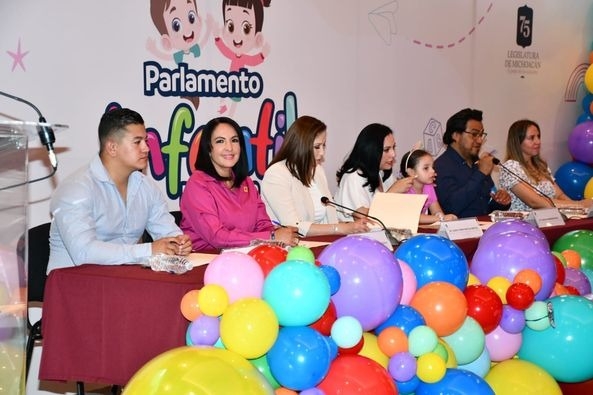Celebra Lupita Chagolla, la voz de niñas y niños en el Parlamento Infantil 