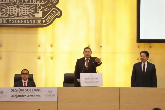 Asiste Ramírez Bedolla a toma de protesta del gobernador de Puebla 