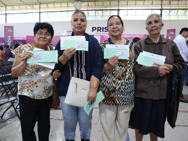 Entregan visas a más de 40 adultos mayores del Bajío 