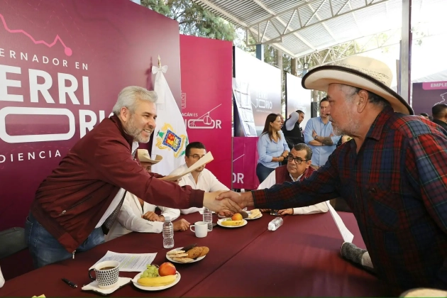 Ramírez Bedolla lleva audiencia pública a Huiramba; atiende peticiones de agua, campo y obras 