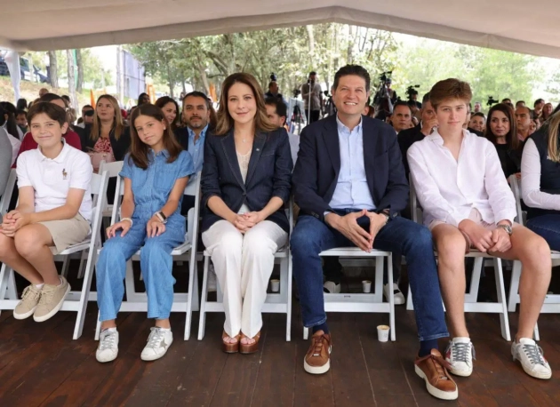 Alfonso Martínez y Paola Delgadillo colocan la primera piedra de la Casa del Adulto Mayor 