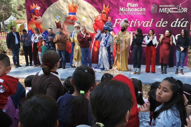 Con entrega de juguetes, celebra Bedolla el Día de Reyes en la Villa Navideña 