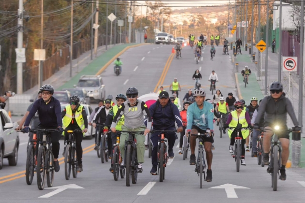 Alfredo Ramirez Bedolla estrena con rodada ciclista la ampliación de la Avenida  Amalia Solórzano 