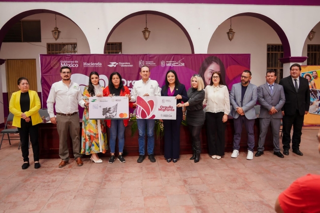 Semigrante entrega tarjetas Orgullo Migrante en Irimbo 