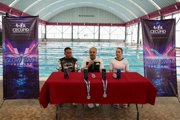 ¡Luces, música y acción! Inscríbete al maratón nocturno de natación de la CECUFID 