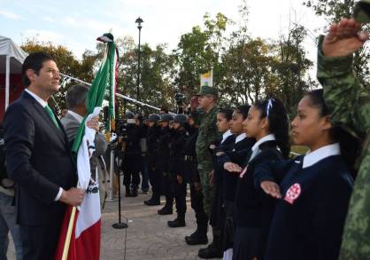 Conmemora Alfonso Martínez Día de la Bandera Mexicana 