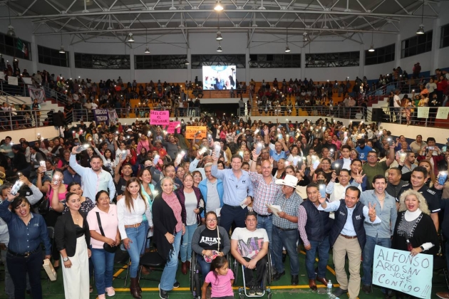   Miles acompañan al alcalde Alfonso Martínez, en el auditorio Servando Chávez, aún Informando 
