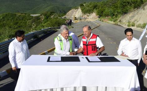 Avanza construcción de carretera hacia Tehuantepec