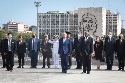 México y Cuba fortalecen vínculos históricos mediante acuerdos; presidente reafirma llamado a levantar bloqueo contra la Isla 