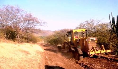 Rehabilita Gobierno de Michoacán 29 km de caminos saca cosechas en La Huacana