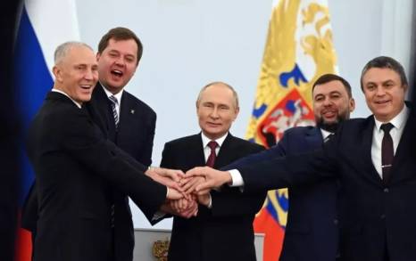 Rusia se adjudica cuatro regiones de Ucrania ante el Kremlin en Moscú, adhiriéndolas a la Federación Rusa 