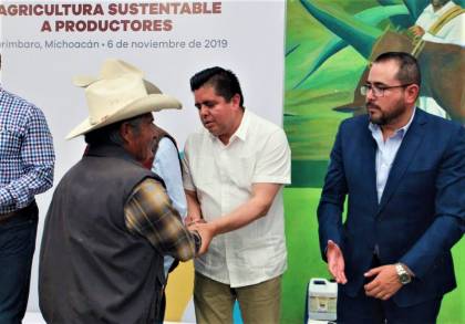 Federación entrega pagos a productores michoacanos por seguro catastrófico