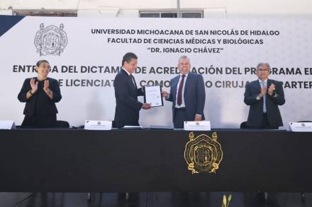 El Rector de la UMSNH y el Gobernador del Estado entregan acreditación al programa de Médico Cirujano y Partero 