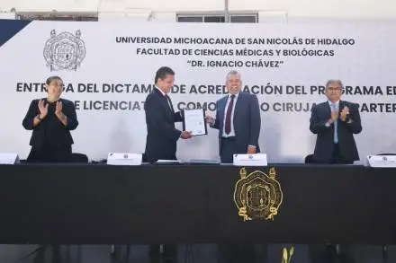 El Rector de la UMSNH y el Gobernador del Estado entregan acreditación al programa de Médico Cirujano y Partero 