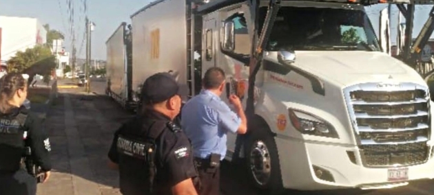 Guardia Civil apoya en la custodia de 2 Tractocamiones de La Piedad a Ecuandureo 