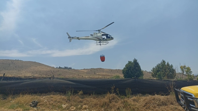 Brigadistas combaten por tierra y aire incendio forestal en Chilchota; atienden 9 más 