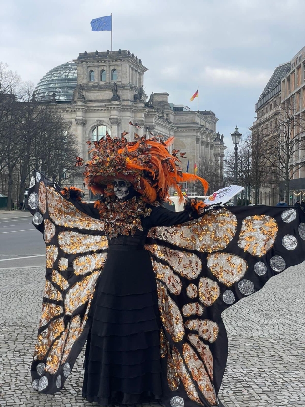 De Michoacán para Europa; catrina monarca cautiva Alemania   