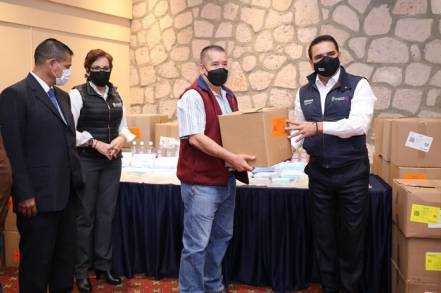 Entrega Gobernador Aureoles Conejo  material de protección contra COVID-19 a transportistas de Michoacán 