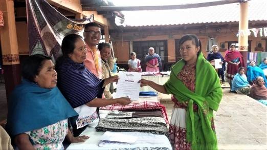 IAM y Ayuntamiento de Uruapan, premian talento de artesanas de Angahuan