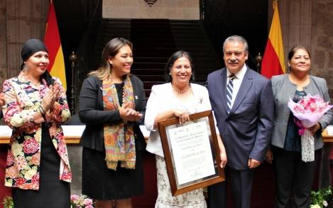 Entrega el Alcalde de Morelia  Raúl Morón Presea Amalia Solórzano a la Dra. Ana Luisa Barajas