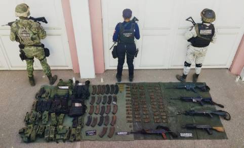 Tras agresión en Aguililla, SSP asegura 14 explosivos, cinco armas, más de 600 municiones y equipo táctico; hay un detenido. 