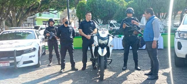 Guardia Civil acude a entrega de patrullas, uniformes y equipamiento a elementos de SP Municipal, en Juárez Michoacán 
