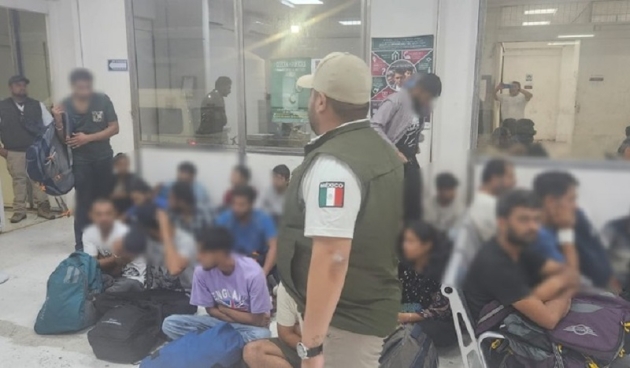 Llamada anónima permite rescatar a 47 migrantes de la India privados de su libertad en Cancún, Quintana Roo