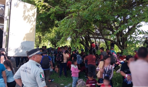 El Instituto Nacional de Migración al rescate de  148 migrantes abandonados en un tráiler en Veracruz