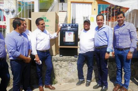 Entrega Gobernador  de Michoacán  apoyos a damnificados por lluvias en Zitácuaro